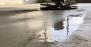 Jak zacierać beton krok po kroku: kompletny przewodnik po wygładzaniu