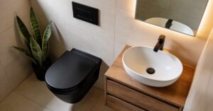 Jak urządzić toaletę: funkcjonalna aranżacja małego WC – podpowiadam